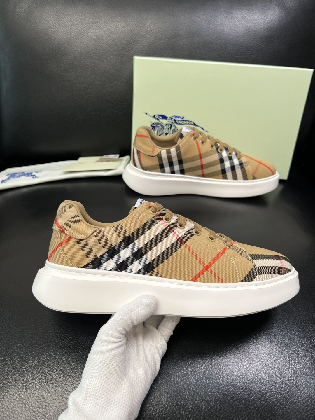BURBERRY 顶级工艺品 巴宝莉 专柜同步，原厂配置意大利进口牛皮面料，高品质复杂拼接工艺，进口牛皮