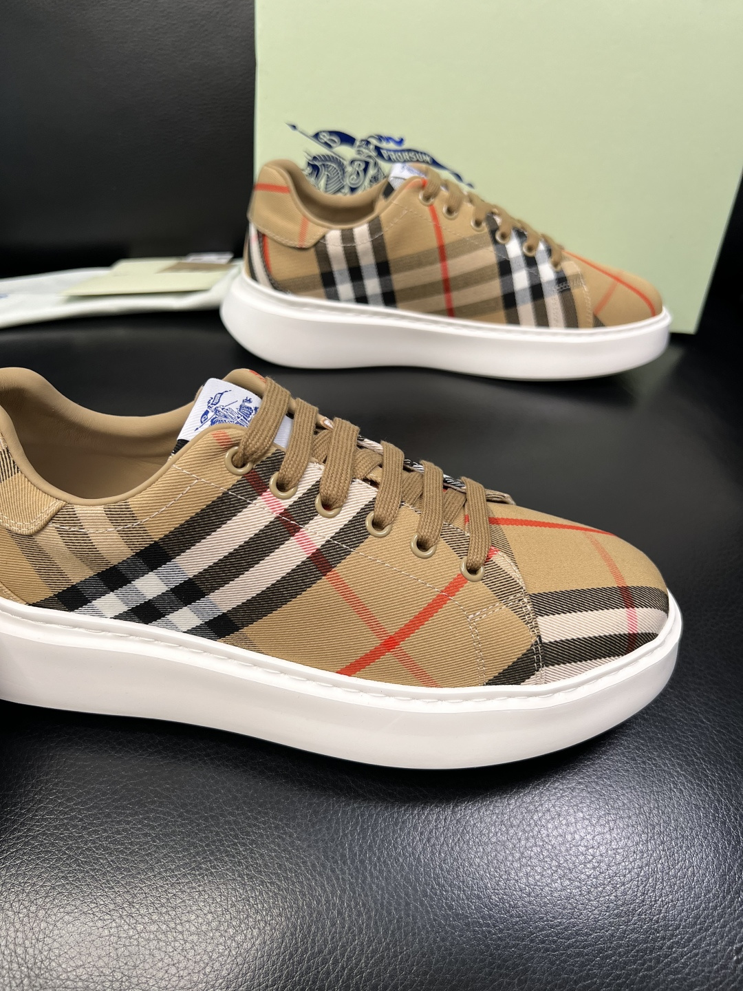 BURBERRY 顶级工艺品 巴宝莉 专柜同步，原厂配置意大利进口牛皮面料，高品质复杂拼接工艺，进口牛皮