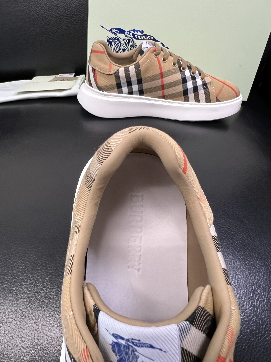 BURBERRY 顶级工艺品 巴宝莉 专柜同步，原厂配置意大利进口牛皮面料，高品质复杂拼接工艺，进口牛皮