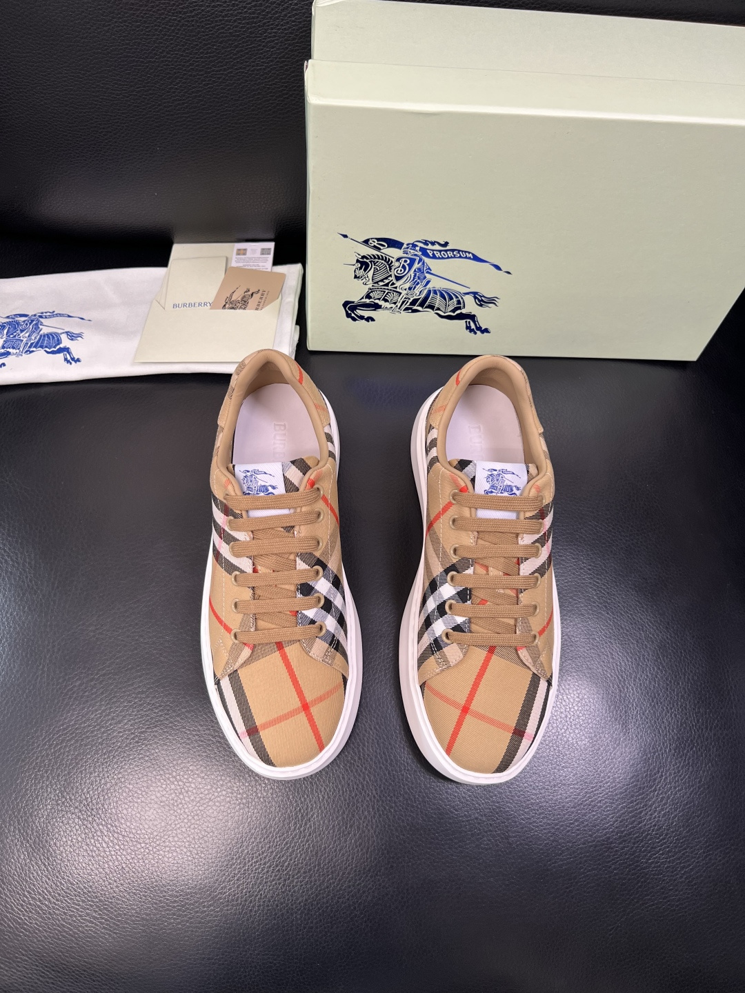 BURBERRY 顶级工艺品 巴宝莉 专柜同步，原厂配置意大利进口牛皮面料，高品质复杂拼接工艺，进口牛皮