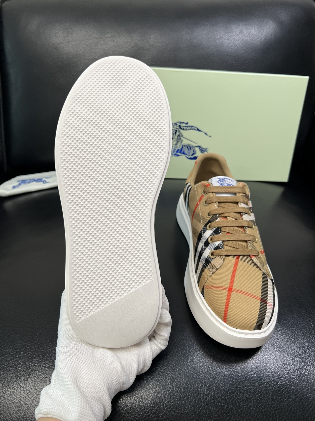 BURBERRY 顶级工艺品 巴宝莉 专柜同步，原厂配置意大利进口牛皮面料，高品质复杂拼接工艺，进口牛皮