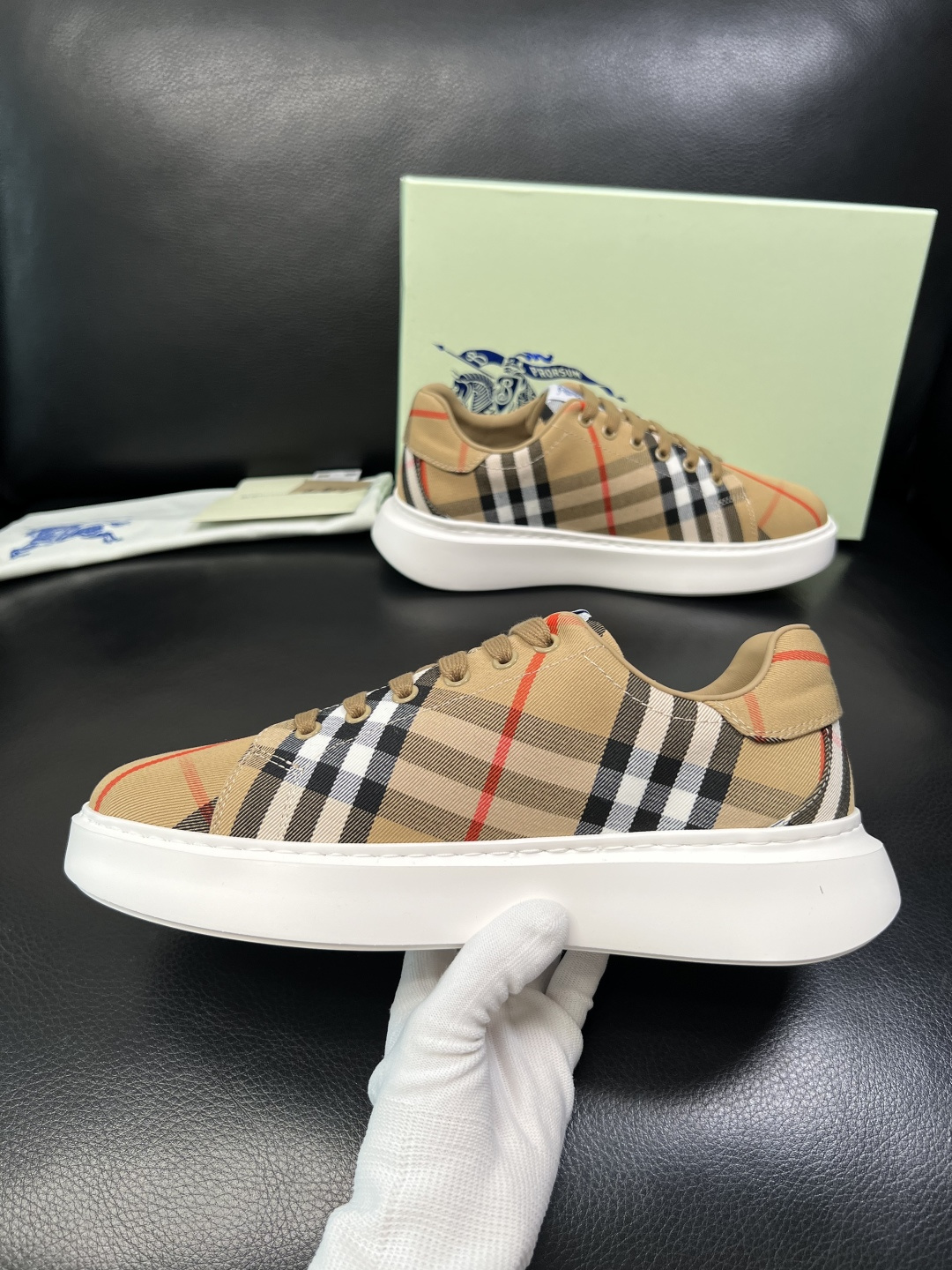 BURBERRY 顶级工艺品 巴宝莉 专柜同步，原厂配置意大利进口牛皮面料，高品质复杂拼接工艺，进口牛皮