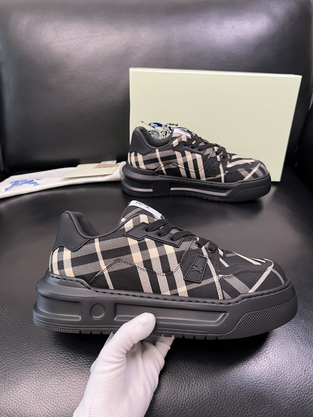 BURBERRY 顶级工艺品 巴宝莉 专柜同步，原厂配置意大利进口牛皮面料，高品质复杂拼接工艺，进口牛皮