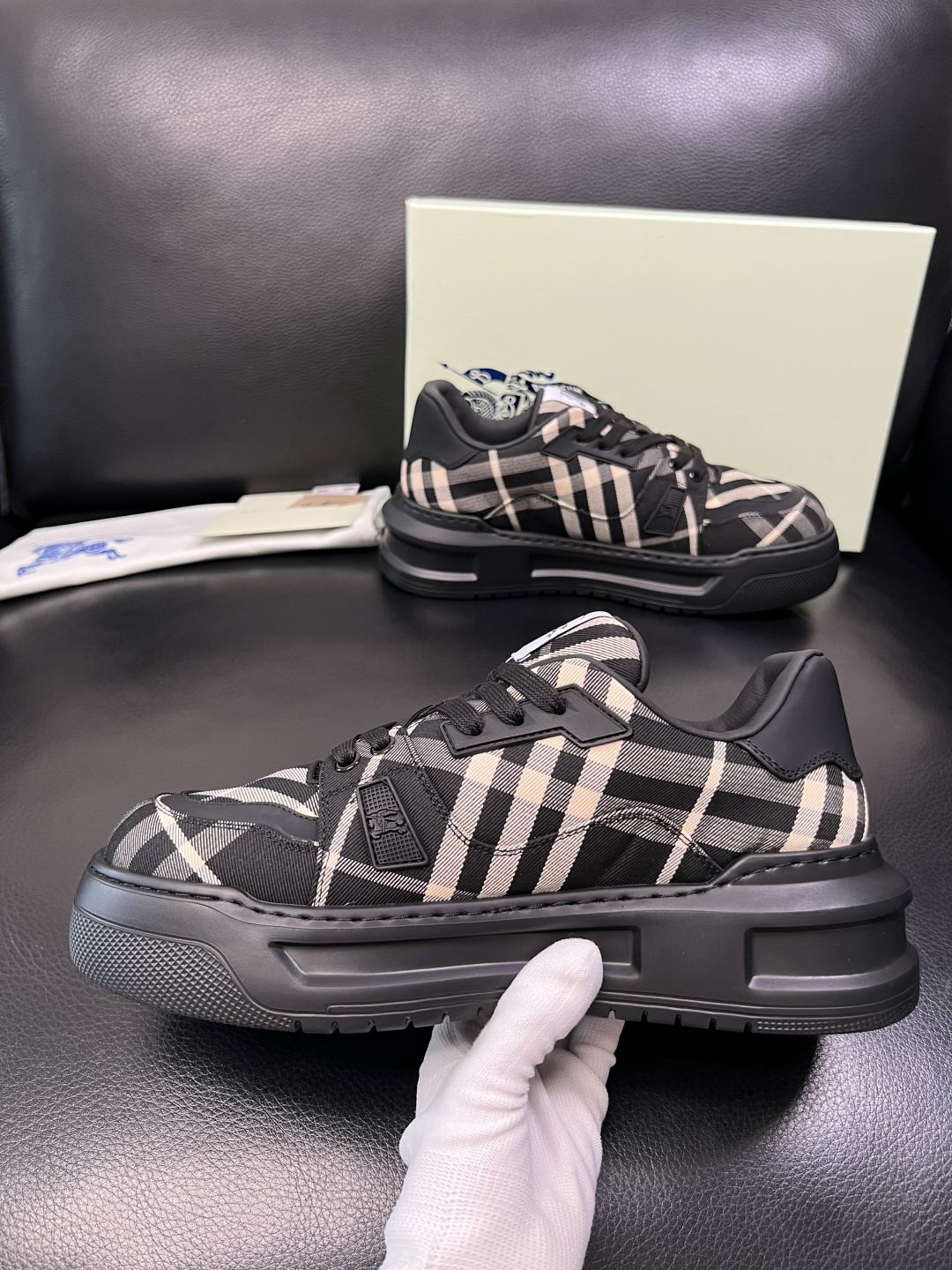 BURBERRY 顶级工艺品 巴宝莉 专柜同步，原厂配置意大利进口牛皮面料，高品质复杂拼接工艺，进口牛皮