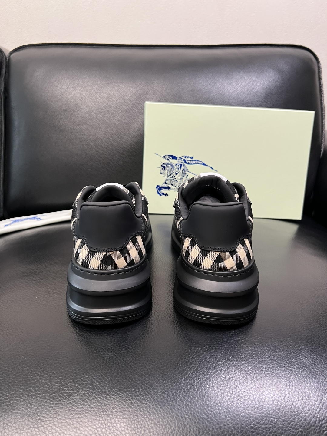 BURBERRY 顶级工艺品 巴宝莉 专柜同步，原厂配置意大利进口牛皮面料，高品质复杂拼接工艺，进口牛皮