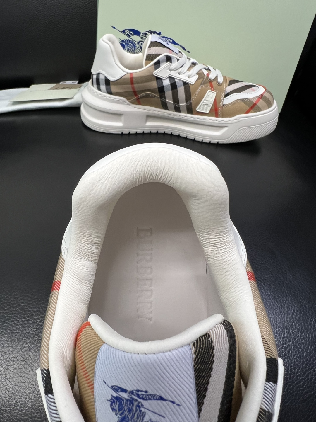 BURBERRY 顶级工艺品 巴宝莉 专柜同步，原厂配置意大利进口牛皮面料，高品质复杂拼接工艺，进口牛皮