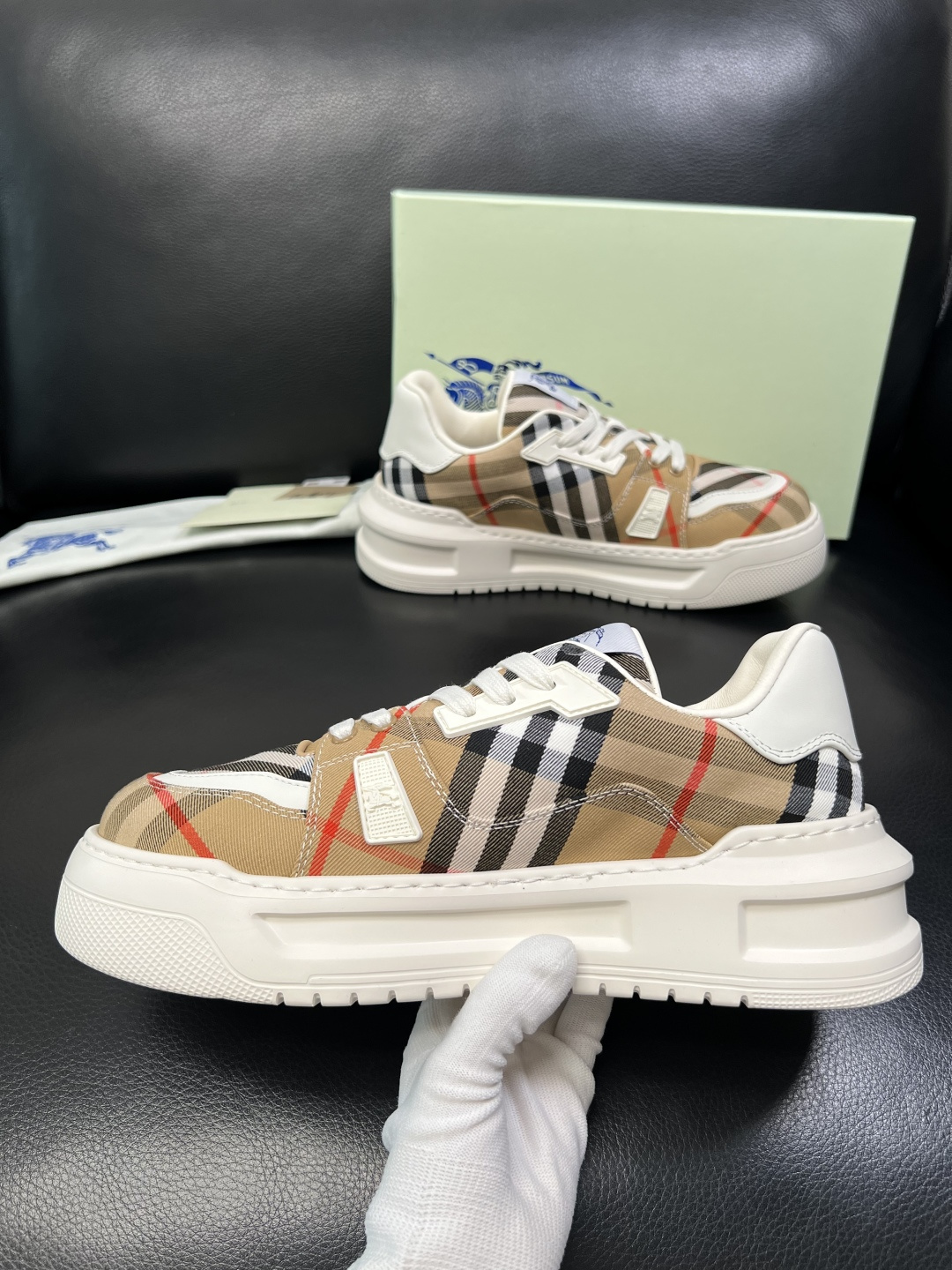 BURBERRY 顶级工艺品 巴宝莉 专柜同步，原厂配置意大利进口牛皮面料，高品质复杂拼接工艺，进口牛皮