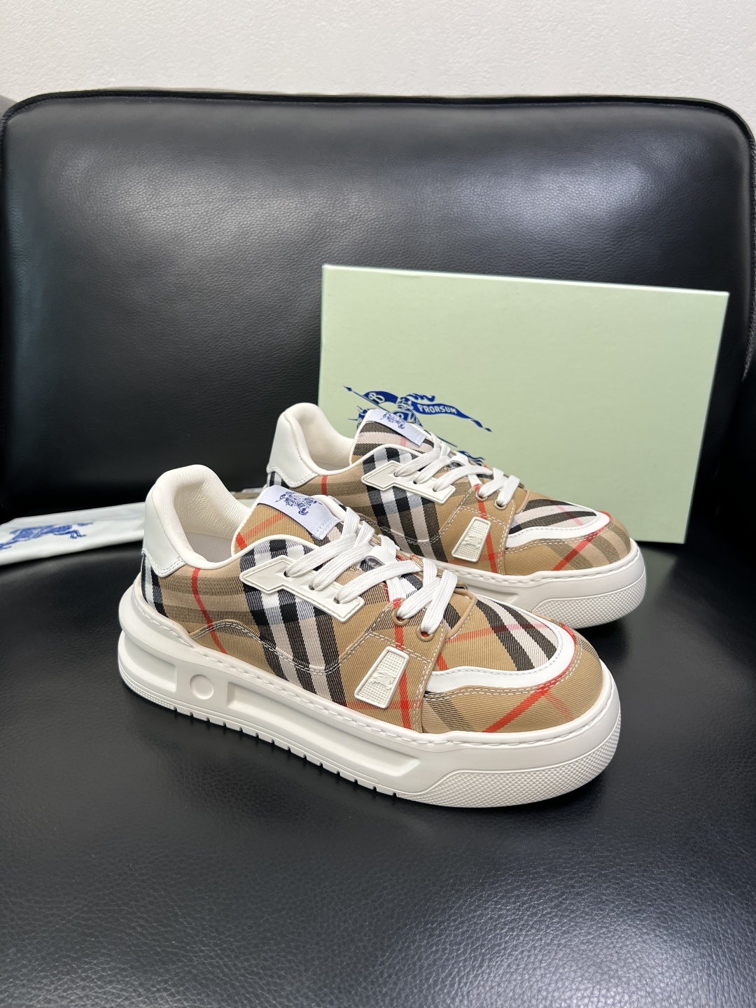 BURBERRY 顶级工艺品 巴宝莉 专柜同步，原厂配置意大利进口牛皮面料，高品质复杂拼接工艺，进口牛皮