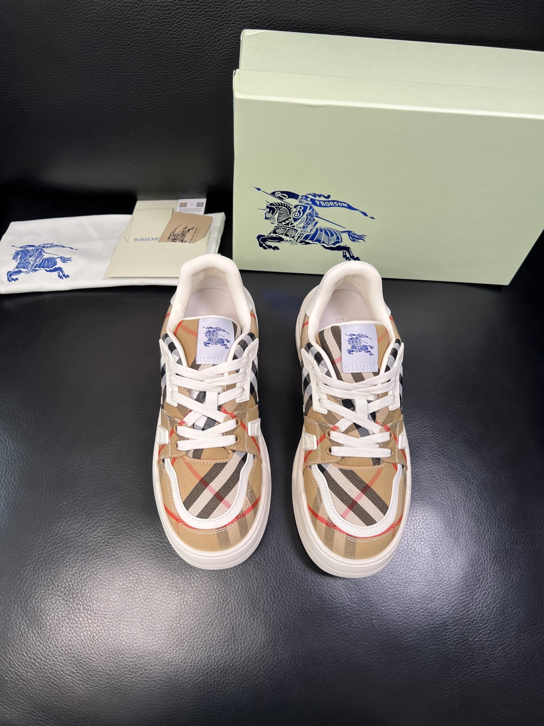 BURBERRY 顶级工艺品 巴宝莉 专柜同步，原厂配置意大利进口牛皮面料，高品质复杂拼接工艺，进口牛皮