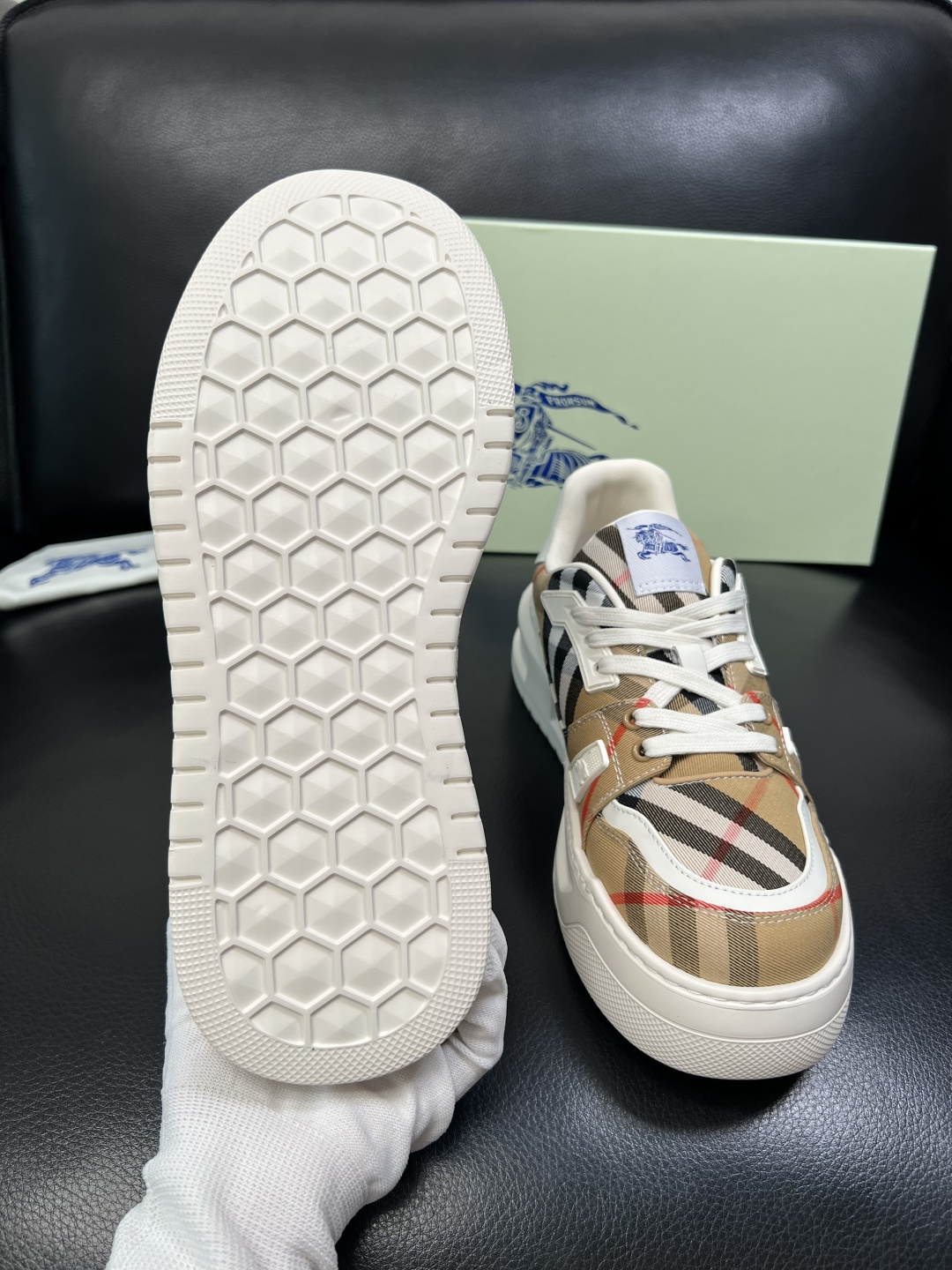 BURBERRY 顶级工艺品 巴宝莉 专柜同步，原厂配置意大利进口牛皮面料，高品质复杂拼接工艺，进口牛皮