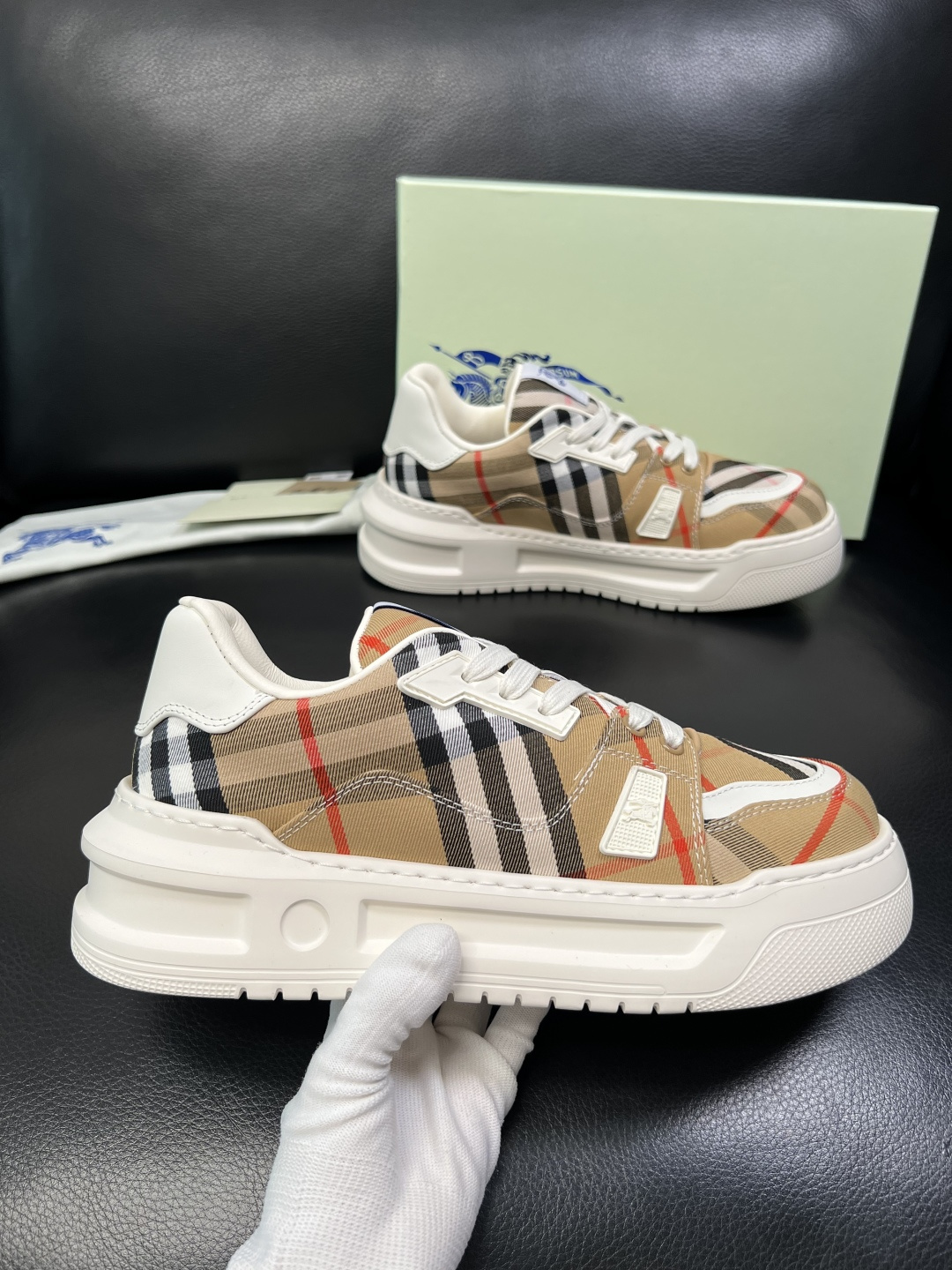 BURBERRY 顶级工艺品 巴宝莉 专柜同步，原厂配置意大利进口牛皮面料，高品质复杂拼接工艺，进口牛皮