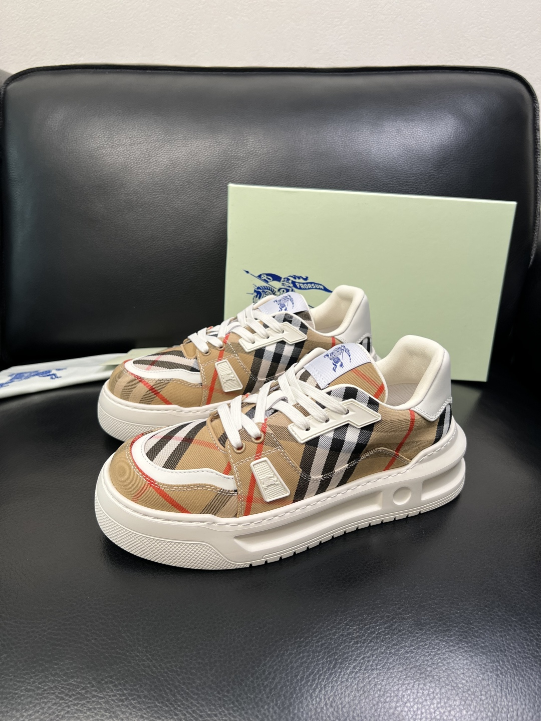 BURBERRY 顶级工艺品 巴宝莉 专柜同步，原厂配置意大利进口牛皮面料，高品质复杂拼接工艺，进口牛皮