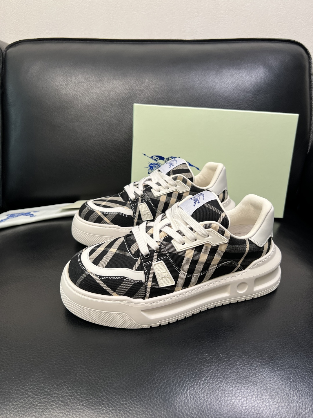 BURBERRY 顶级工艺品 巴宝莉 专柜同步，原厂配置意大利进口牛皮面料，高品质复杂拼接工艺，进口牛皮