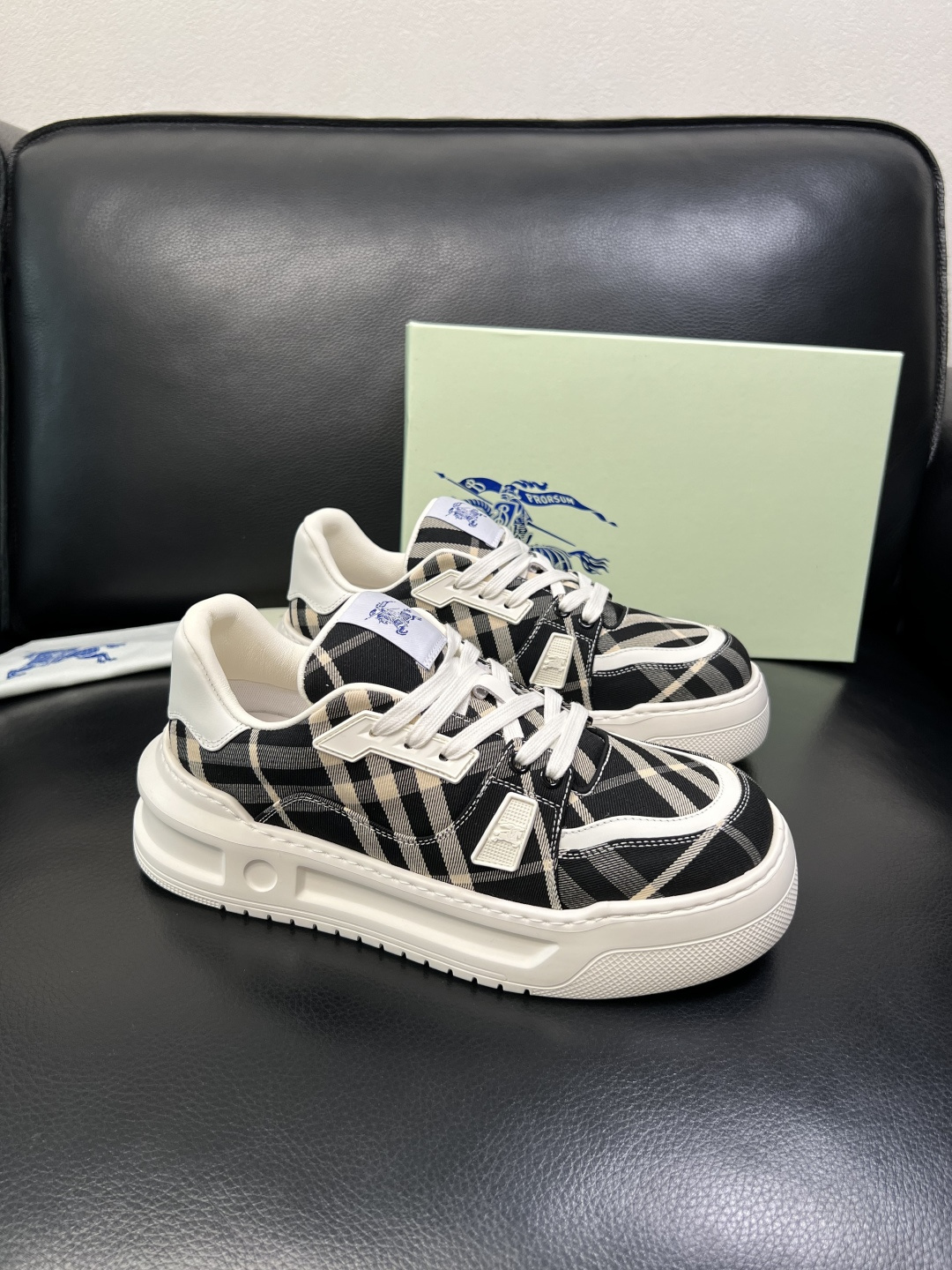 BURBERRY 顶级工艺品 巴宝莉 专柜同步，原厂配置意大利进口牛皮面料，高品质复杂拼接工艺，进口牛皮