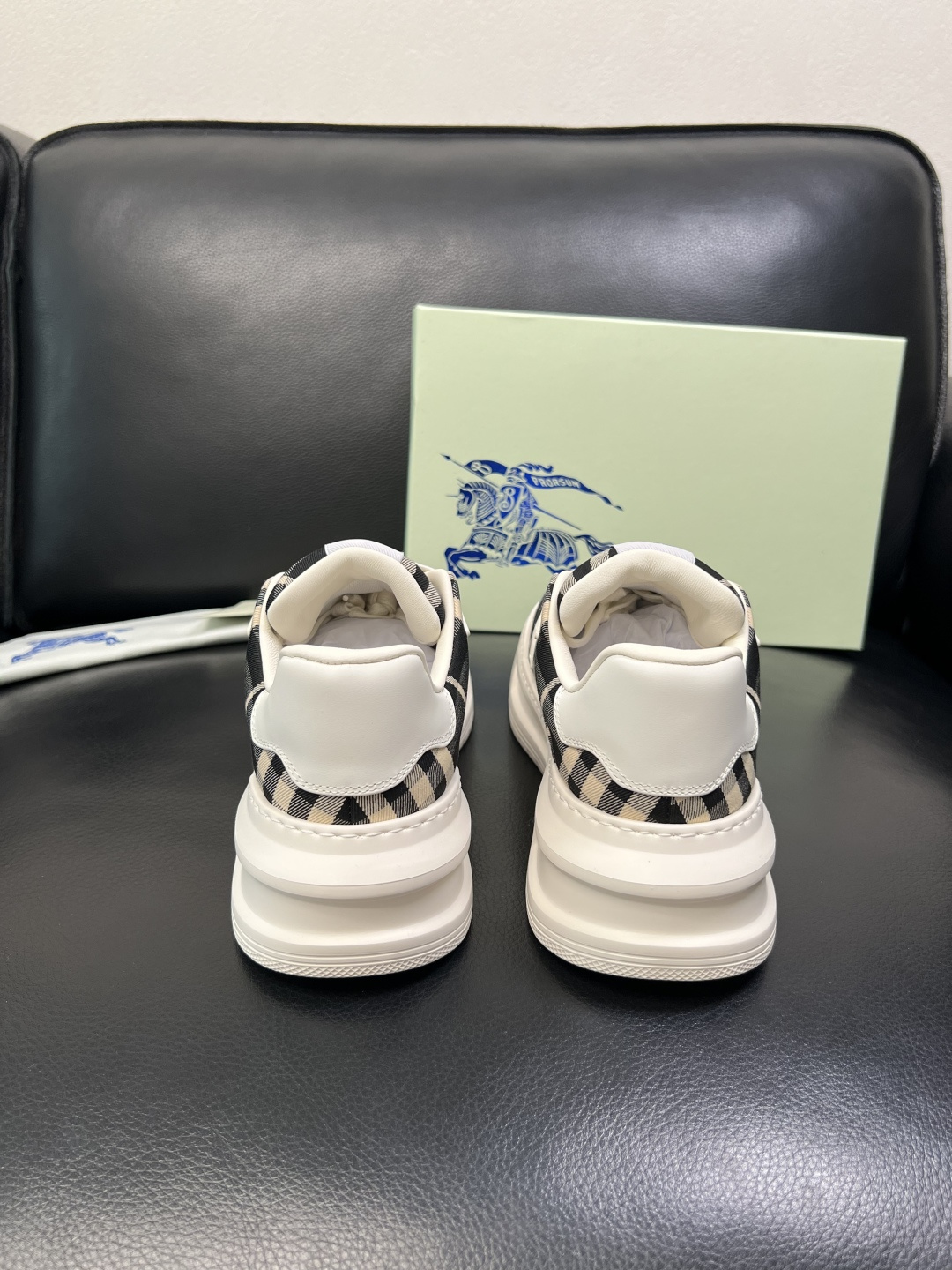 BURBERRY 顶级工艺品 巴宝莉 专柜同步，原厂配置意大利进口牛皮面料，高品质复杂拼接工艺，进口牛皮