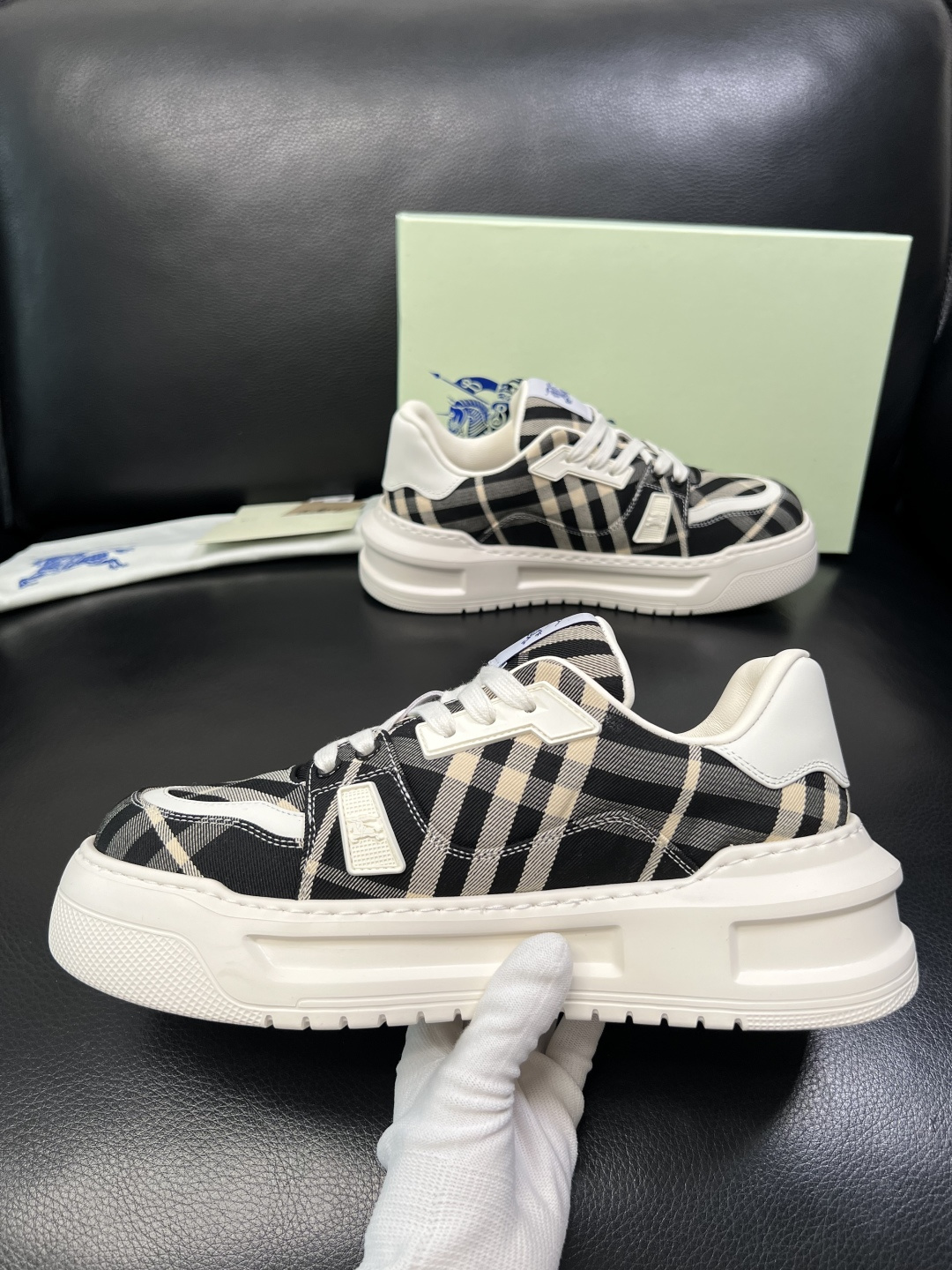 BURBERRY 顶级工艺品 巴宝莉 专柜同步，原厂配置意大利进口牛皮面料，高品质复杂拼接工艺，进口牛皮