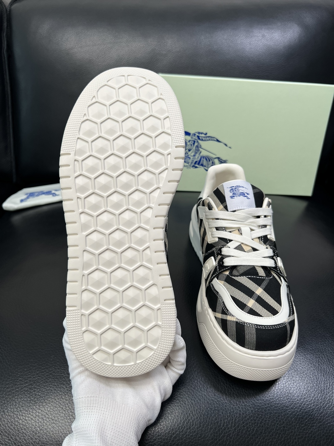 BURBERRY 顶级工艺品 巴宝莉 专柜同步，原厂配置意大利进口牛皮面料，高品质复杂拼接工艺，进口牛皮