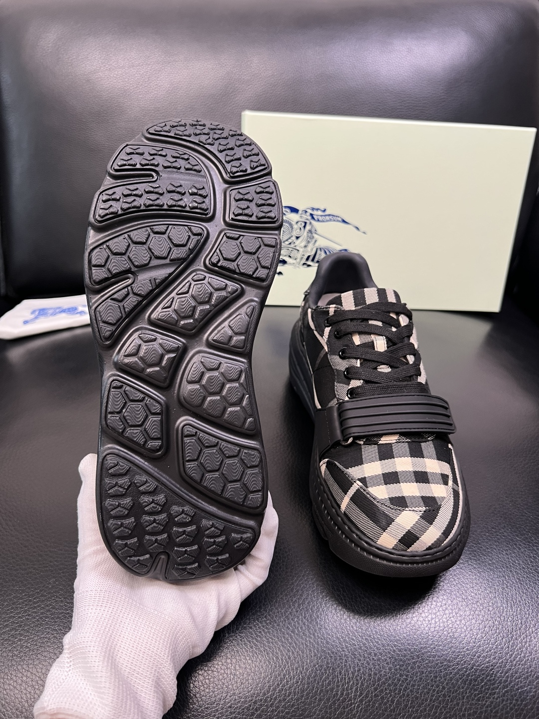 BURBERRY 顶级工艺品 巴宝莉 专柜同步，原厂配置意大利进口牛皮面料，高品质复杂拼接工艺，进口牛皮
