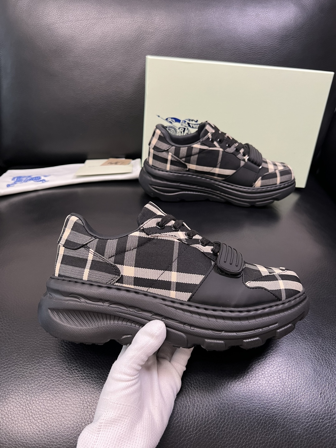 BURBERRY 顶级工艺品 巴宝莉 专柜同步，原厂配置意大利进口牛皮面料，高品质复杂拼接工艺，进口牛皮