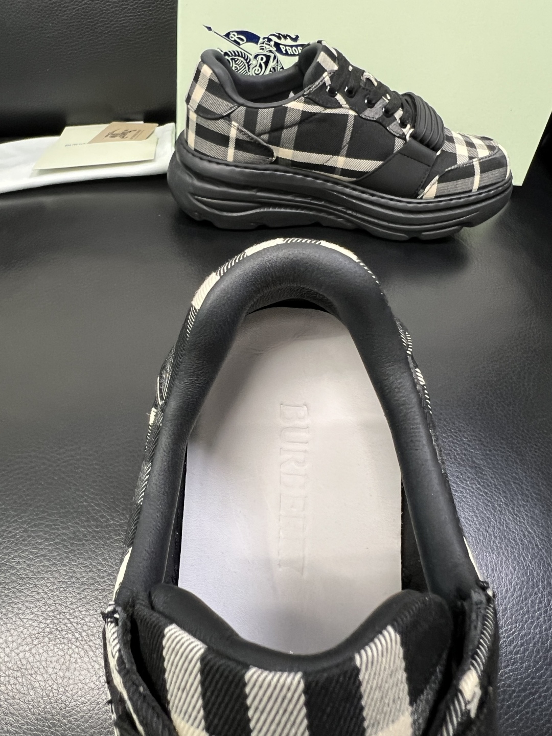 BURBERRY 顶级工艺品 巴宝莉 专柜同步，原厂配置意大利进口牛皮面料，高品质复杂拼接工艺，进口牛皮