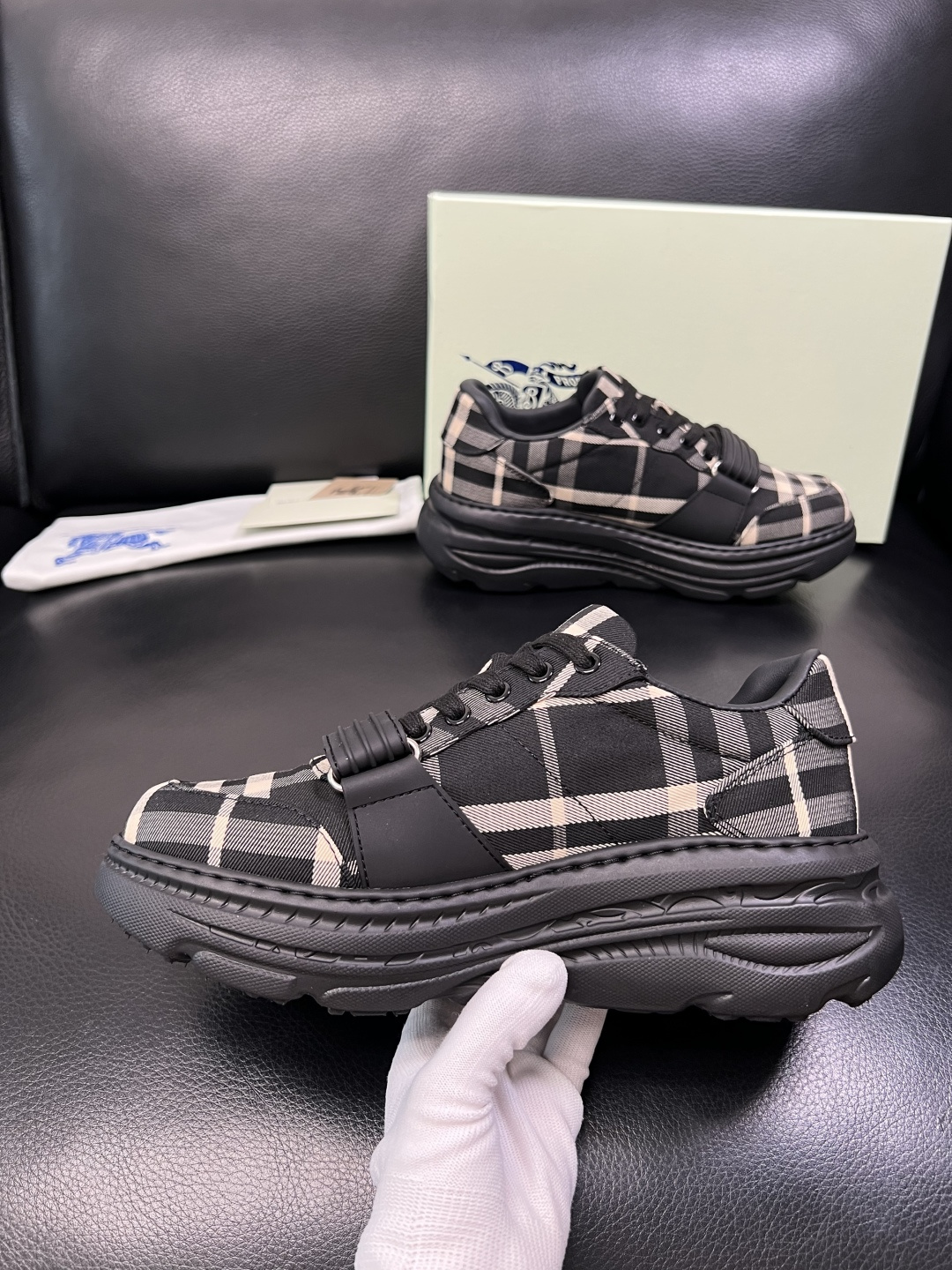 BURBERRY 顶级工艺品 巴宝莉 专柜同步，原厂配置意大利进口牛皮面料，高品质复杂拼接工艺，进口牛皮