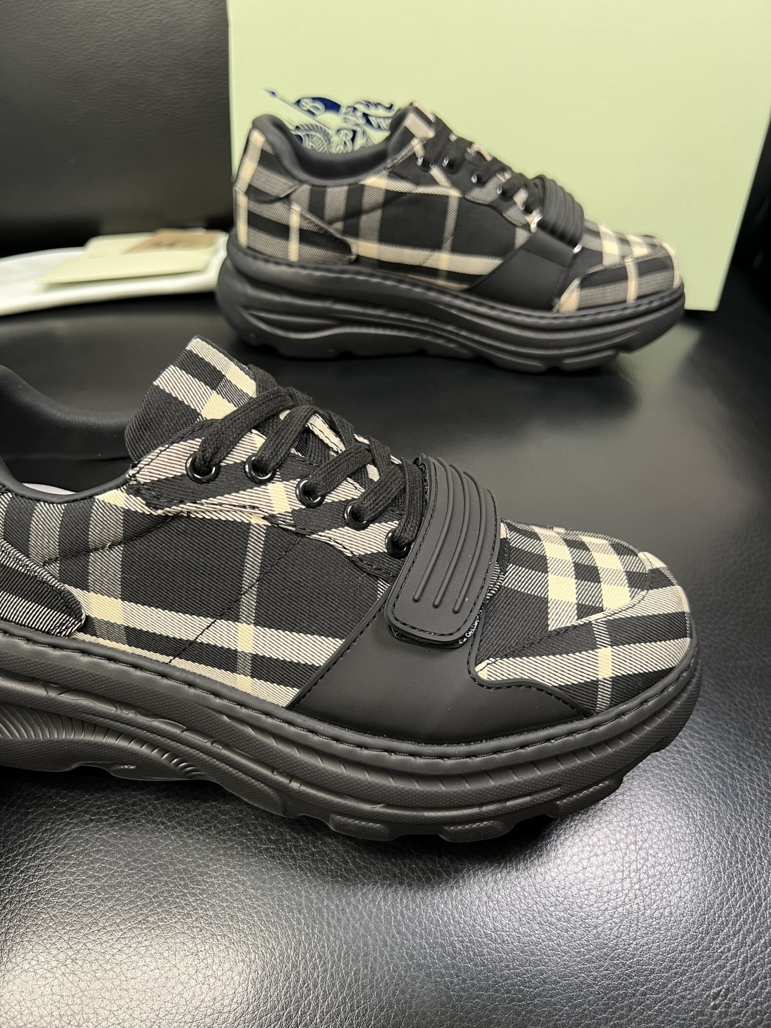 BURBERRY 顶级工艺品 巴宝莉 专柜同步，原厂配置意大利进口牛皮面料，高品质复杂拼接工艺，进口牛皮