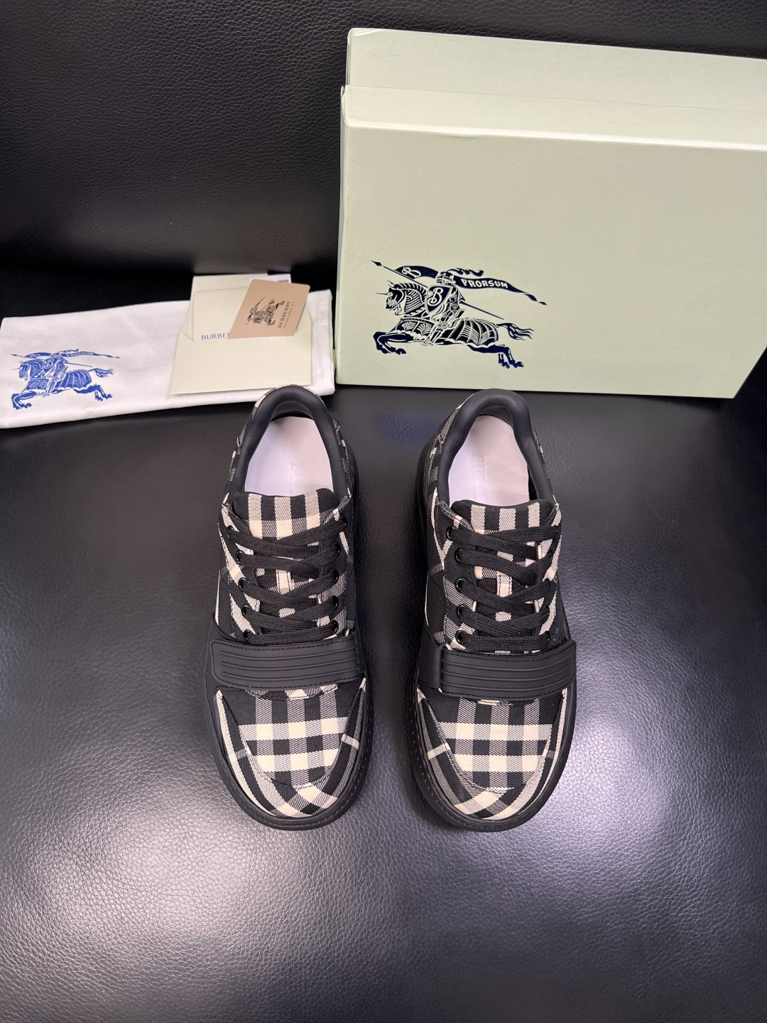 BURBERRY 顶级工艺品 巴宝莉 专柜同步，原厂配置意大利进口牛皮面料，高品质复杂拼接工艺，进口牛皮