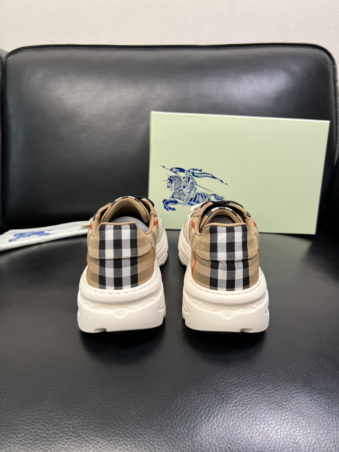 BURBERRY 顶级工艺品 巴宝莉 专柜同步，原厂配置意大利进口牛皮面料，高品质复杂拼接工艺，进口牛皮