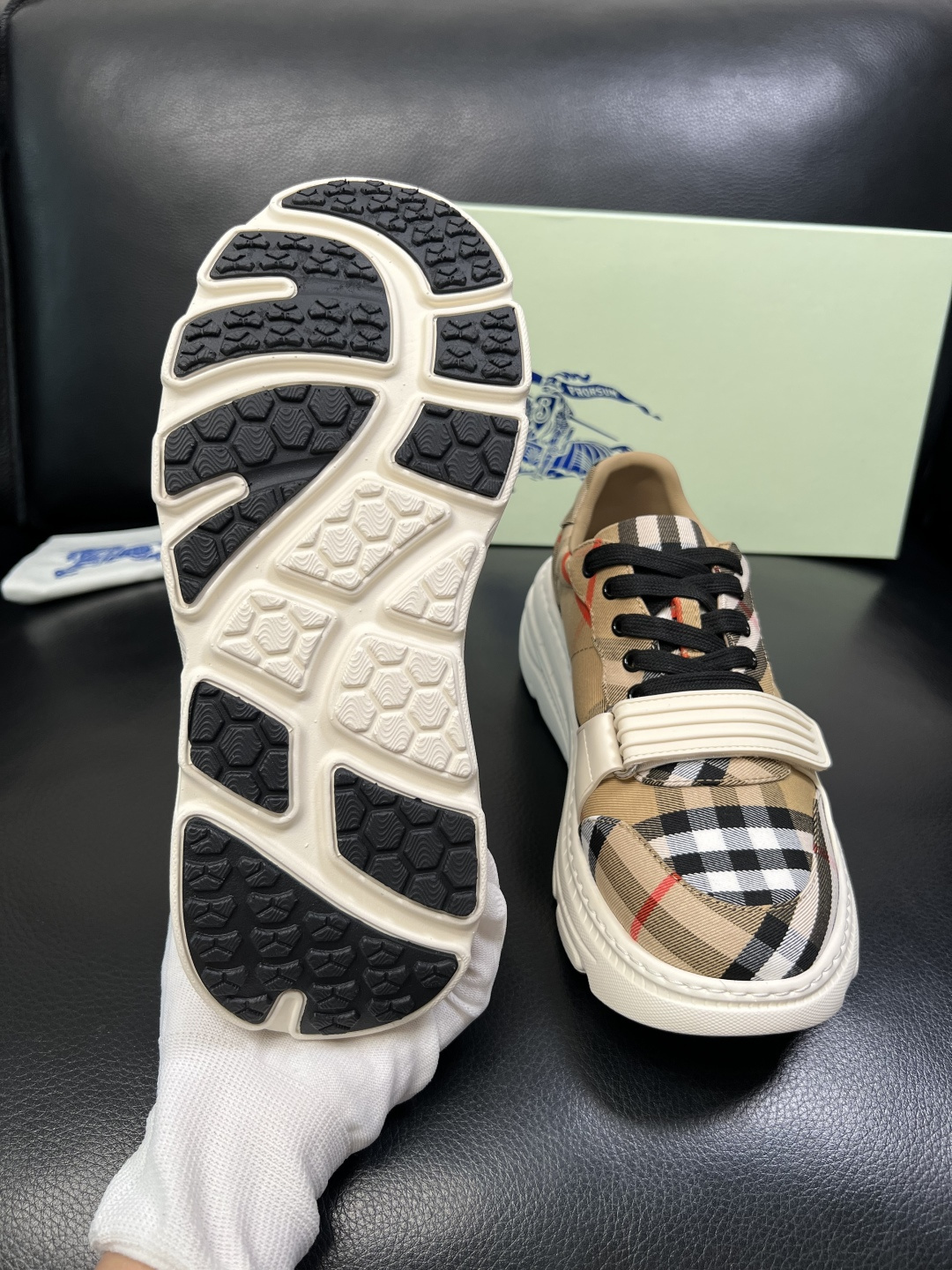 BURBERRY 顶级工艺品 巴宝莉 专柜同步，原厂配置意大利进口牛皮面料，高品质复杂拼接工艺，进口牛皮