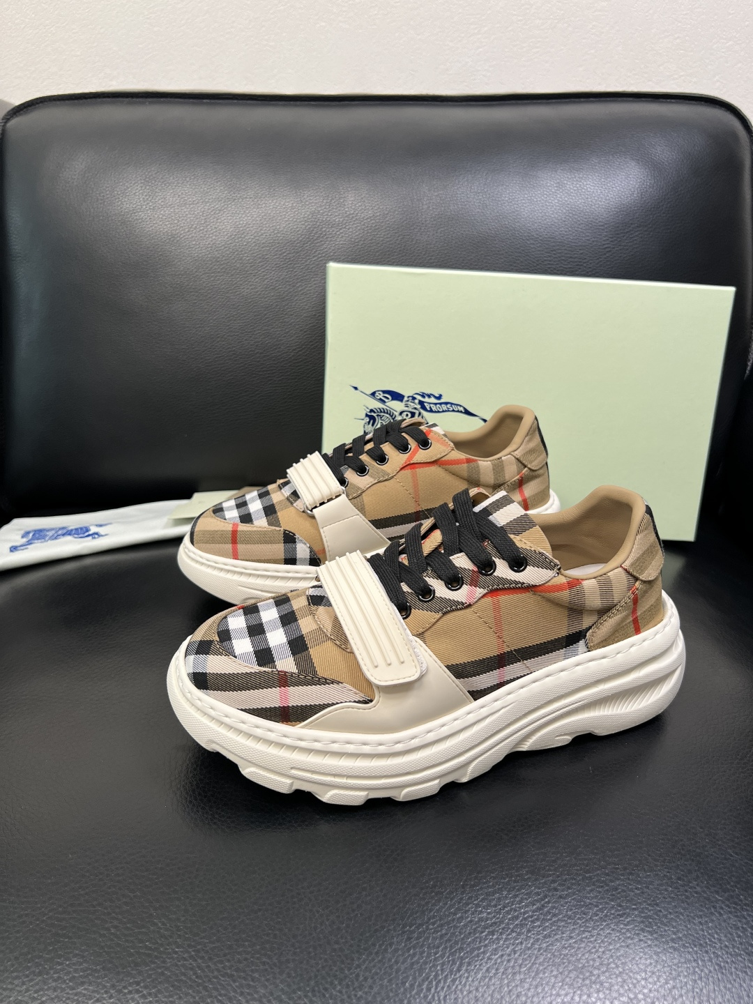 BURBERRY 顶级工艺品 巴宝莉 专柜同步，原厂配置意大利进口牛皮面料，高品质复杂拼接工艺，进口牛皮