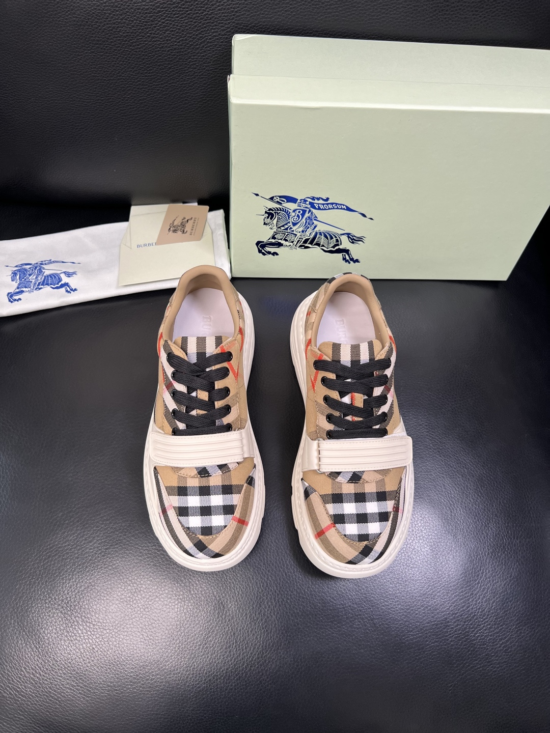 BURBERRY 顶级工艺品 巴宝莉 专柜同步，原厂配置意大利进口牛皮面料，高品质复杂拼接工艺，进口牛皮