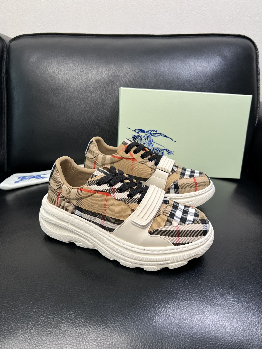BURBERRY 顶级工艺品 巴宝莉 专柜同步，原厂配置意大利进口牛皮面料，高品质复杂拼接工艺，进口牛皮
