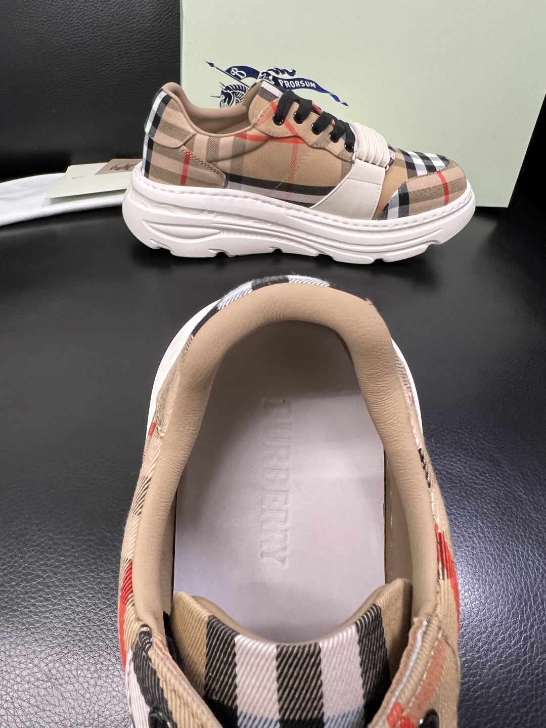 BURBERRY 顶级工艺品 巴宝莉 专柜同步，原厂配置意大利进口牛皮面料，高品质复杂拼接工艺，进口牛皮