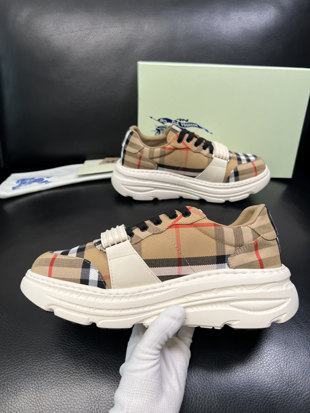 BURBERRY 顶级工艺品 巴宝莉 专柜同步，原厂配置意大利进口牛皮面料，高品质复杂拼接工艺，进口牛皮