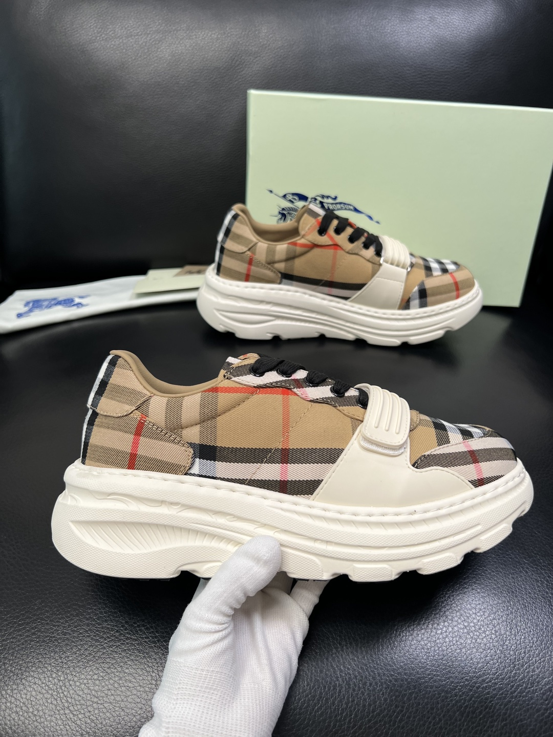 BURBERRY 顶级工艺品 巴宝莉 专柜同步，原厂配置意大利进口牛皮面料，高品质复杂拼接工艺，进口牛皮