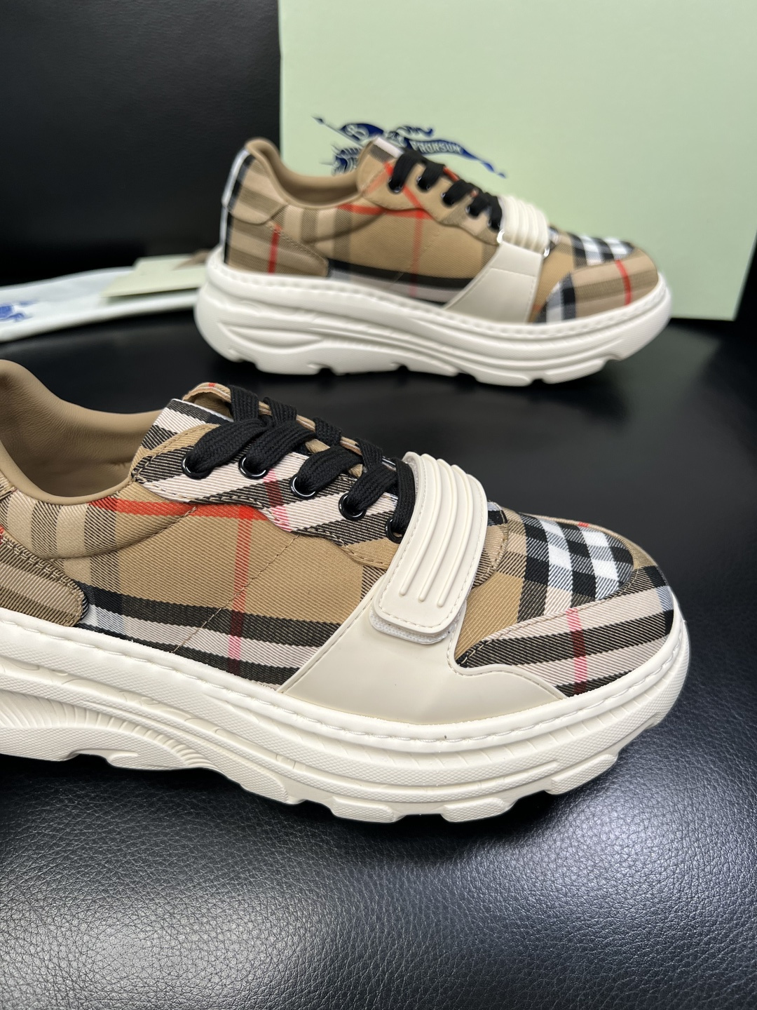 BURBERRY 顶级工艺品 巴宝莉 专柜同步，原厂配置意大利进口牛皮面料，高品质复杂拼接工艺，进口牛皮
