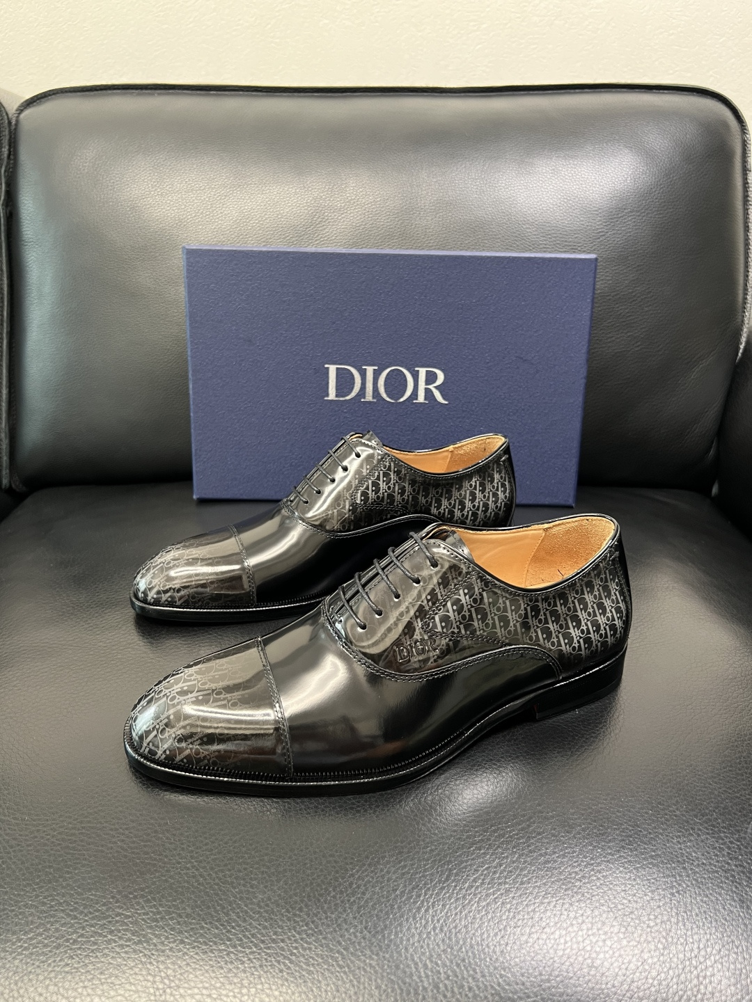 Dior 高品质 顶级工艺品 迪奥 皮鞋系列专柜同步原厂配置，意大利进口牛皮，全进口水染牛皮里垫，鞋底：