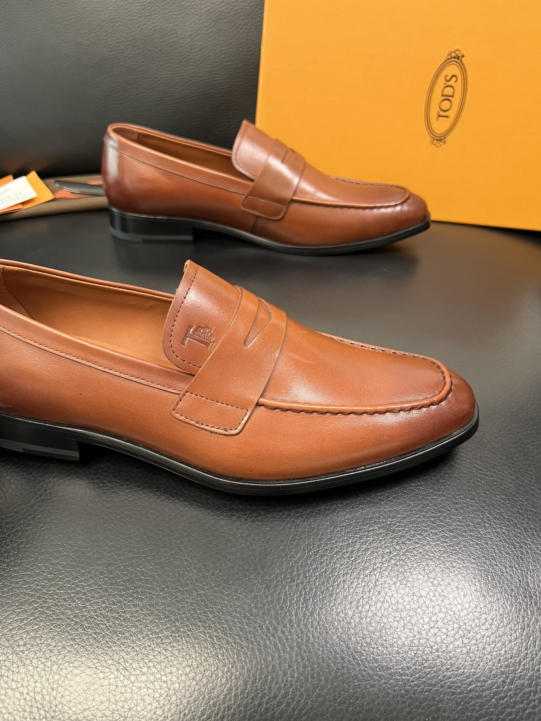 Tods 高品质 顶级工艺品 托德斯 皮鞋专柜新款，原厂配置意大利进口牛皮面料，高品质复杂拼接工艺，经典