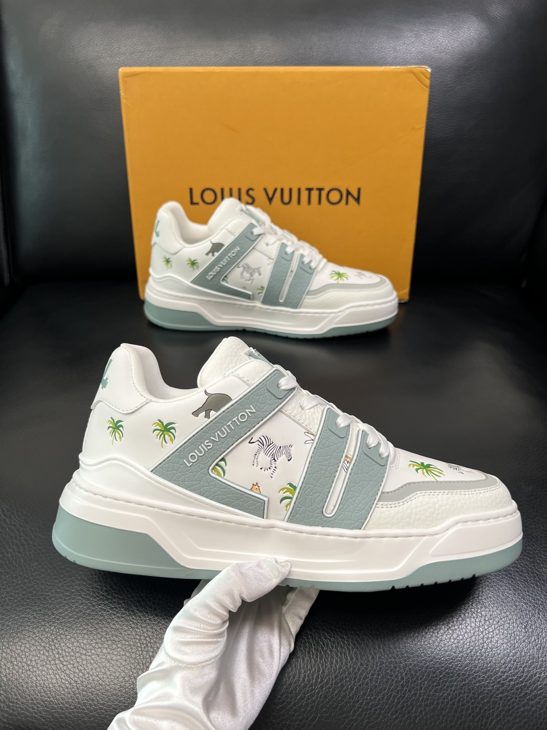 Lv 高品质 顶级工艺品 路易威登，运动板鞋专柜同步，鞋面意大利进口，高品质拼接缤纷色彩复杂工艺品，进口