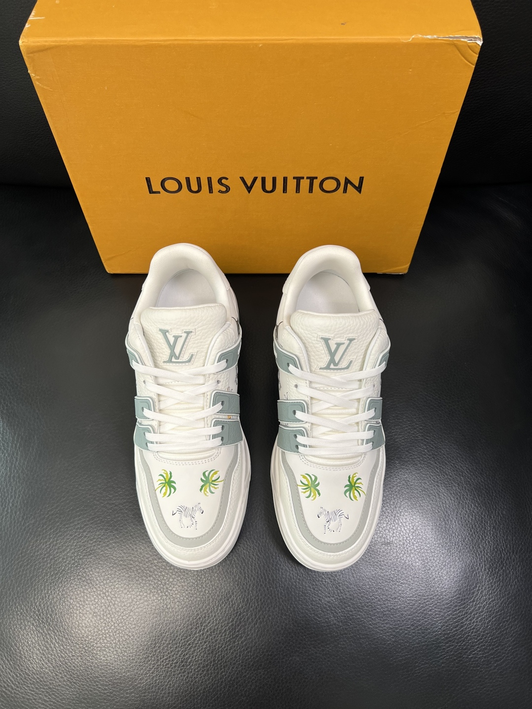 Lv 高品质 顶级工艺品 路易威登，运动板鞋专柜同步，鞋面意大利进口，高品质拼接缤纷色彩复杂工艺品，进口