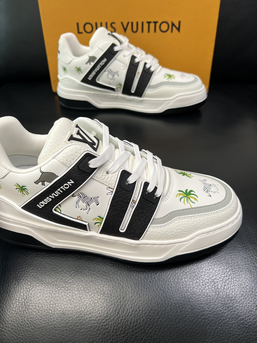 Lv 高品质 顶级工艺品 路易威登，运动板鞋专柜同步，鞋面意大利进口，高品质拼接缤纷色彩复杂工艺品，进口