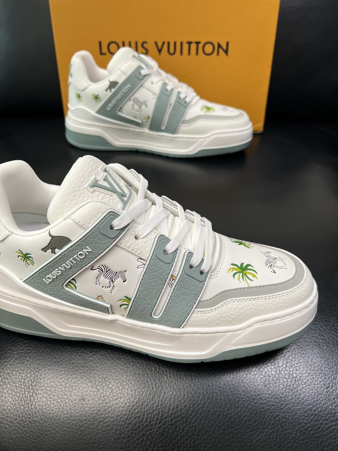 Lv 高品质 顶级工艺品 路易威登，运动板鞋专柜同步，鞋面意大利进口，高品质拼接缤纷色彩复杂工艺品，进口