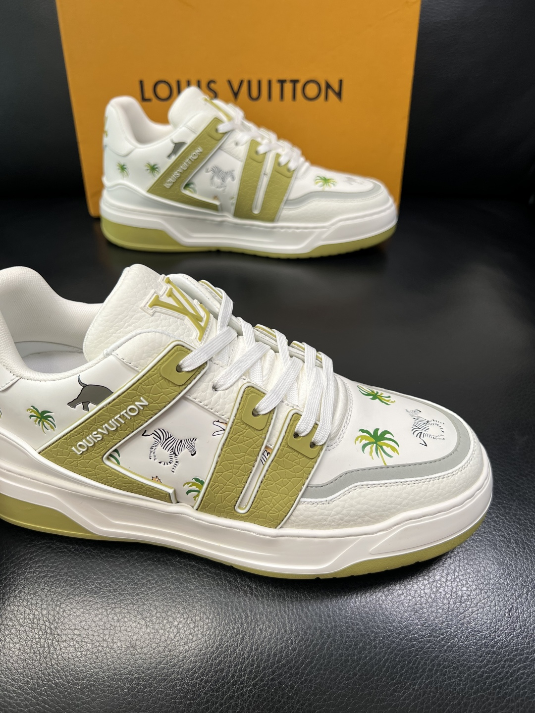 Lv 高品质 顶级工艺品 路易威登，运动板鞋专柜同步，鞋面意大利进口，高品质拼接缤纷色彩复杂工艺品，进口