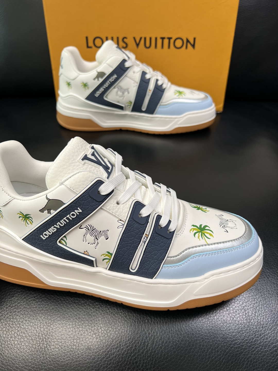 Lv 高品质 顶级工艺品 路易威登，运动板鞋专柜同步，鞋面意大利进口，高品质拼接缤纷色彩复杂工艺品，进口