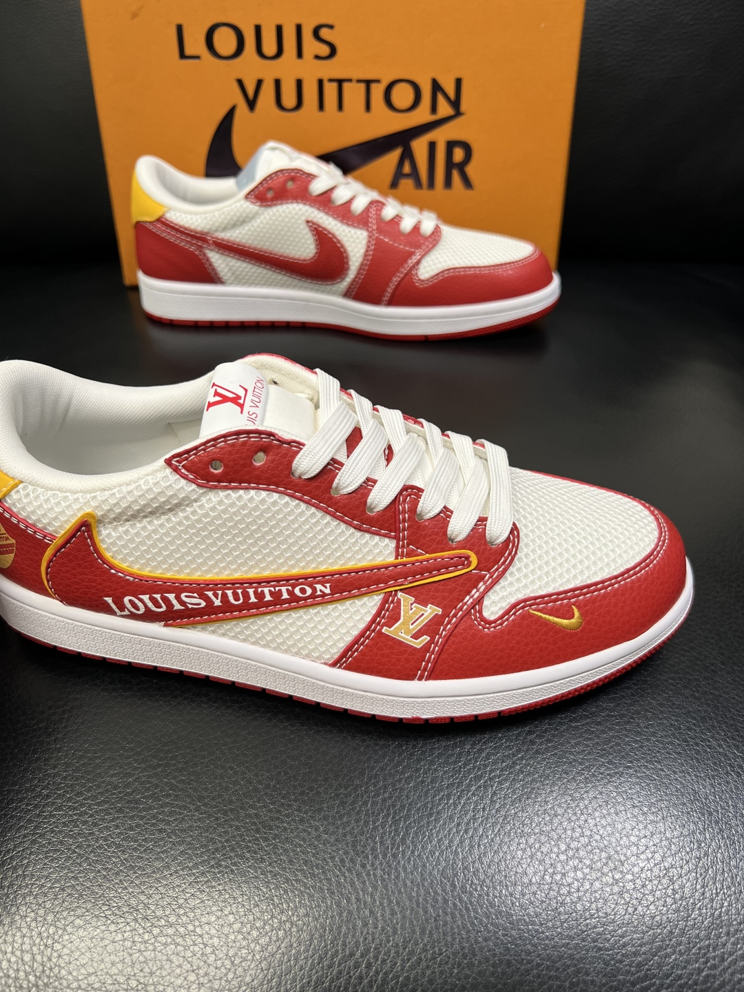 Lv联名nike 高品质 顶级工艺品 路易威登联名，专柜同步，鞋面意大利进口，高品质拼接缤纷色彩复杂工艺