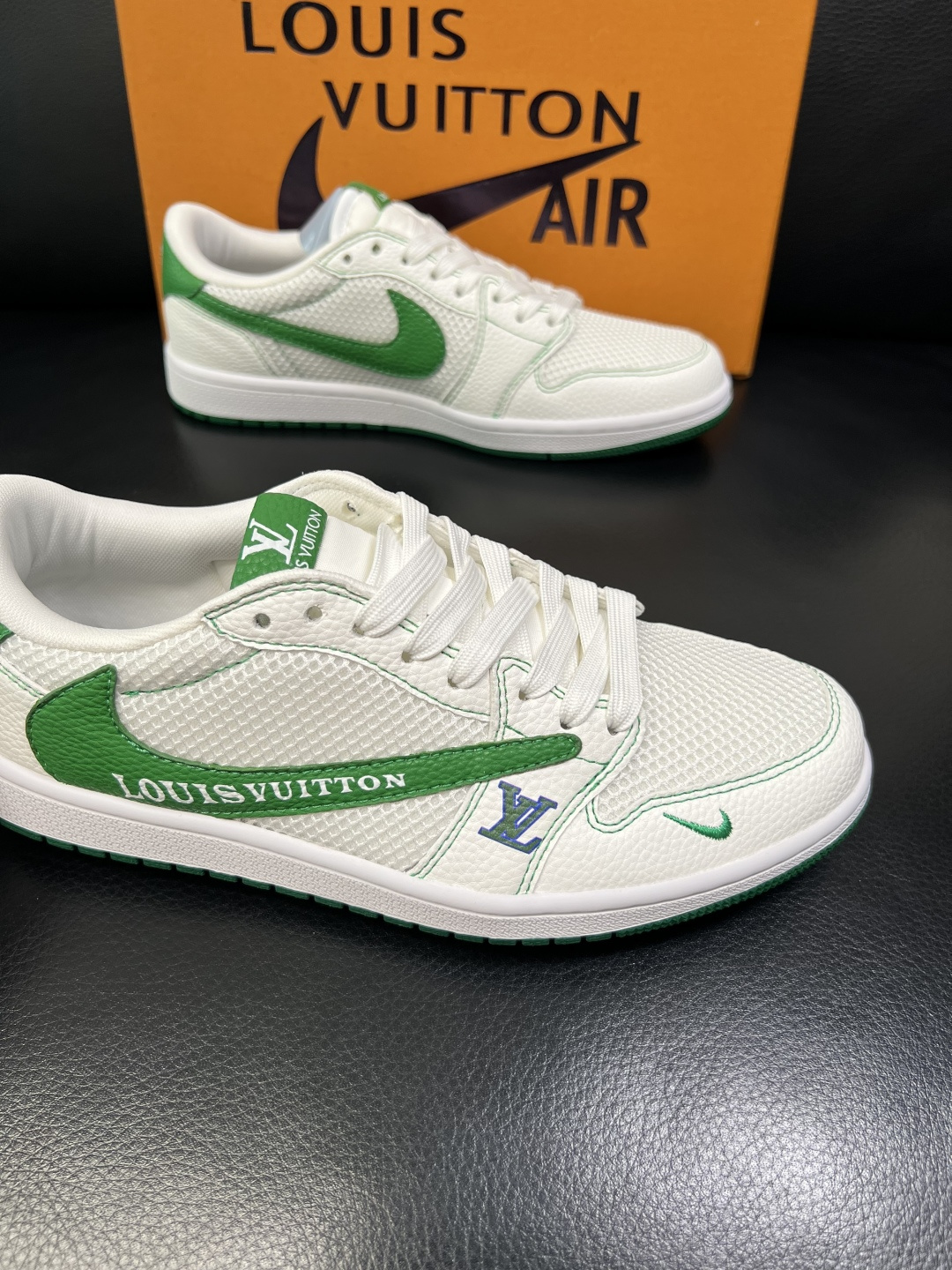 Lv联名nike 高品质 顶级工艺品 路易威登联名，专柜同步，鞋面意大利进口，高品质拼接缤纷色彩复杂工艺