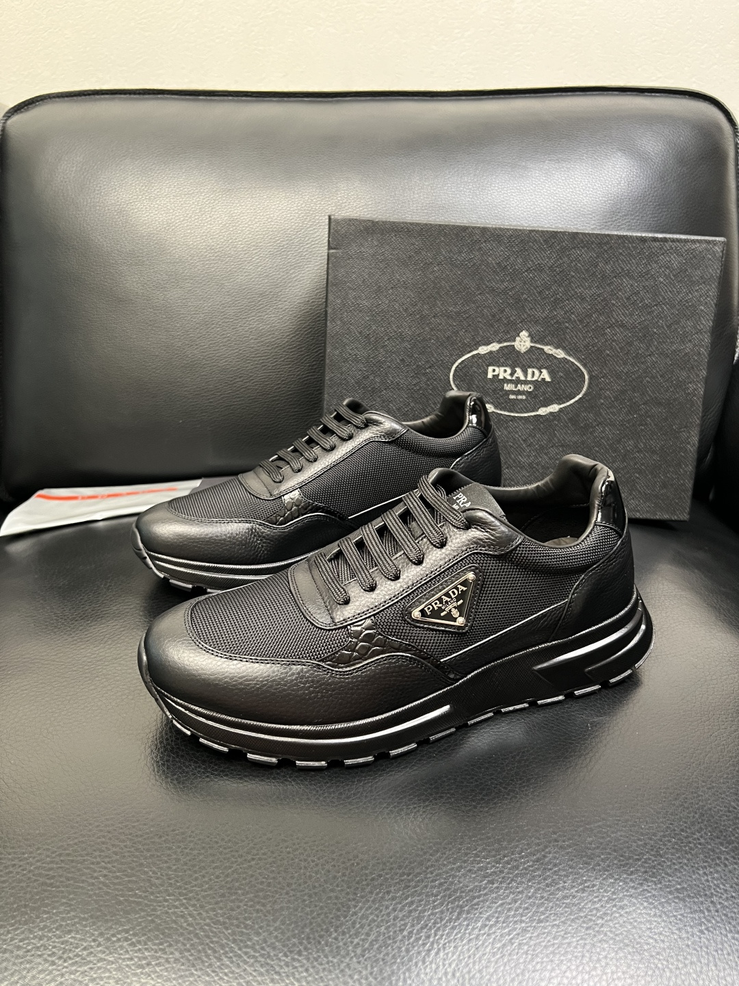 PRADA 高品质 顶级工艺品 普拉达 专柜同步 原厂配置，意大利进口原版牛皮，透气舒适进口水染牛里垫，