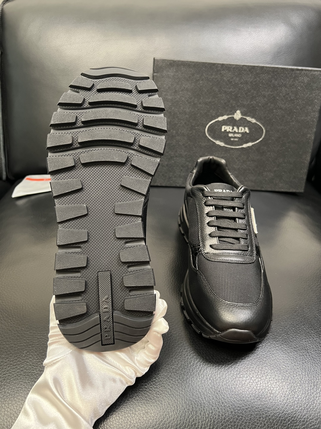PRADA 高品质 顶级工艺品 普拉达 专柜同步 原厂配置，意大利进口原版牛皮，透气舒适进口水染牛里垫，