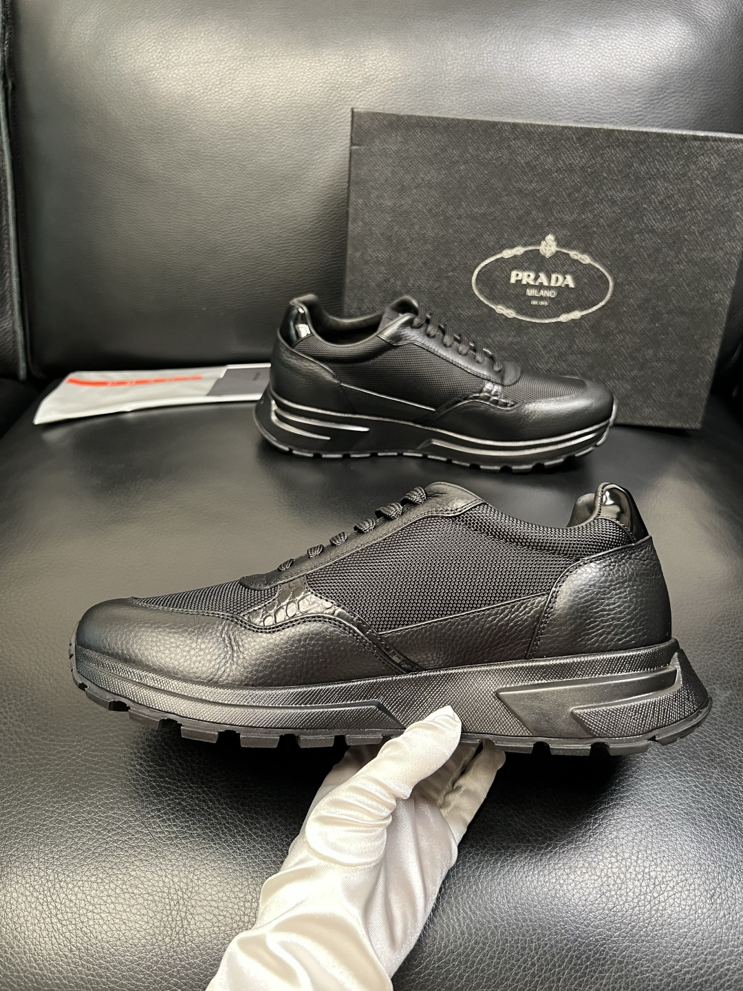PRADA 高品质 顶级工艺品 普拉达 专柜同步 原厂配置，意大利进口原版牛皮，透气舒适进口水染牛里垫，