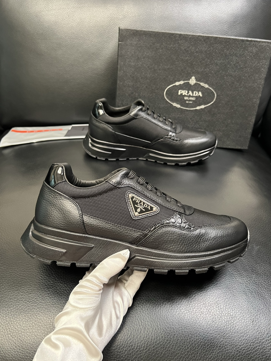 PRADA 高品质 顶级工艺品 普拉达 专柜同步 原厂配置，意大利进口原版牛皮，透气舒适进口水染牛里垫，